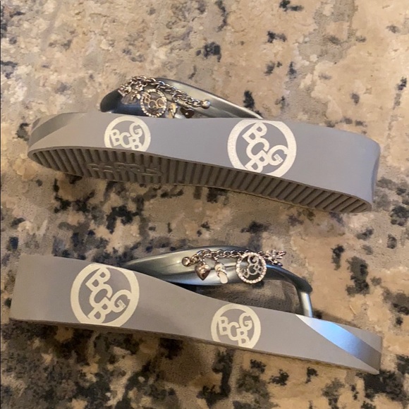 BCBG silver flip flops with small heel - Picture 4 of 4